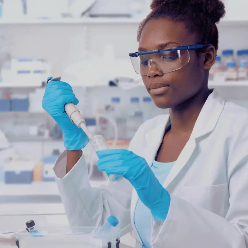 Moça manipulando os ativos base para uma marca própria de cosméticos exclusivos, naturais e veganos.